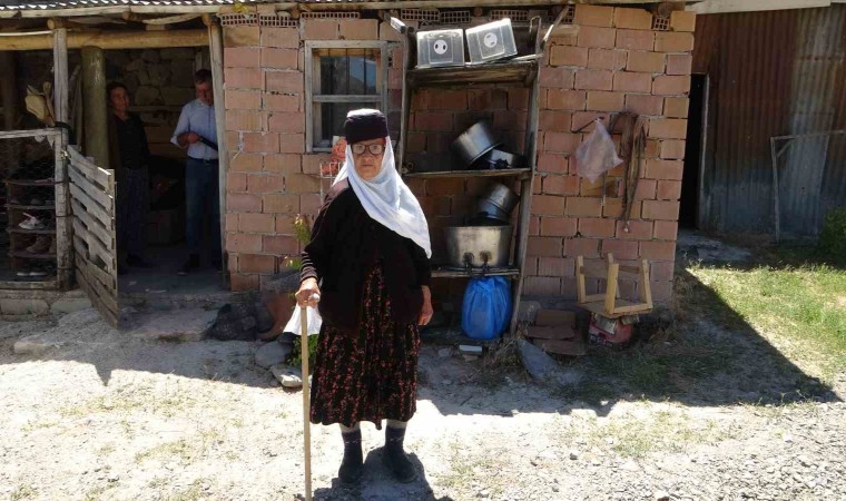 Torununun torununu gören 99 yaşındaki Zeynep Çınar 100üncü yaşı için gün sayıyor