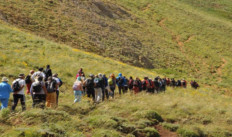 Tuncelide doğa harikası krater gölüne gezi