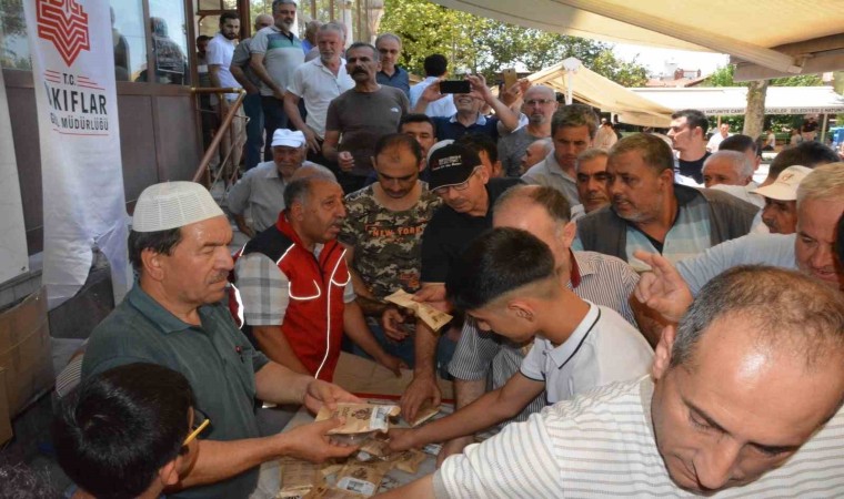 Vakıflar Genel Müdürlüğünden Manisada aşure ve kahve ikramı