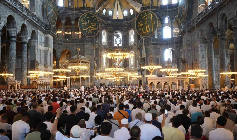 Vakıflardan Ayasofya-i Kebir Camii Şerifinde aşure ikramı