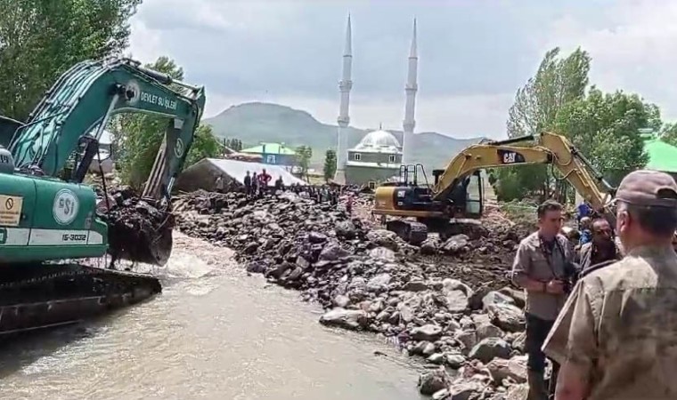 Vali Mustafa Çiftçi, Tekmanda sel yaşanan mahallelerde incelemelerde bulundu