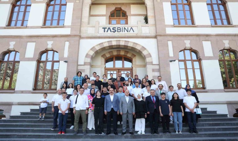 Vali Özkan ve Başkan Altay LGSde Türkiye birincisi olan Konyalı öğrencilerle buluştu