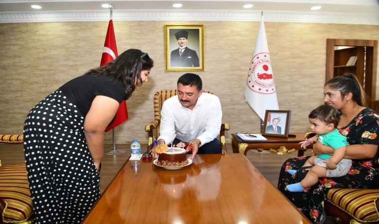 Vali Tekbıyıkoğlundan özel çocuğa sürpriz doğum günü