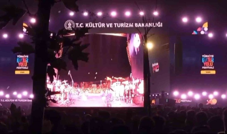 Vanda şarkıcı Bengünün konserinde pet şişe fırlatıldı