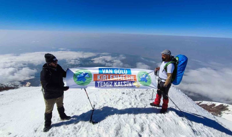 Vanlı dağcılar Türkiyenin en yüksek dağı olan Ağrı Dağına tırmandı