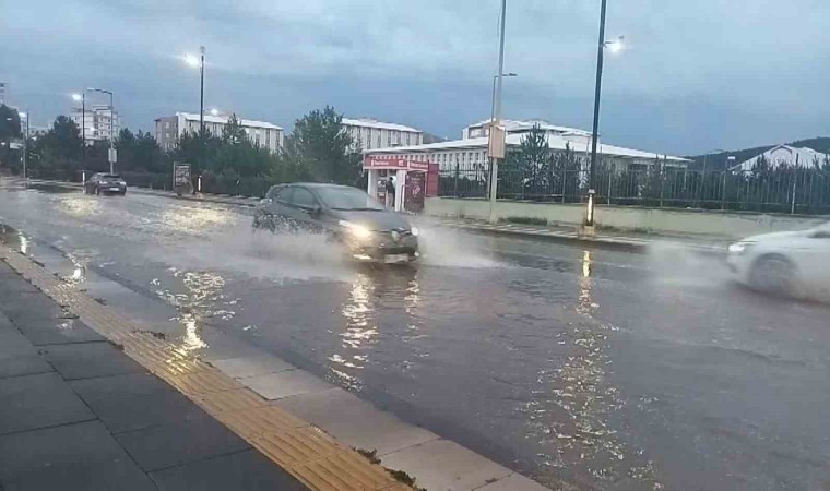 Yağmurda Cumhuriyet Üniversitesi çevresi adeta göle döndü