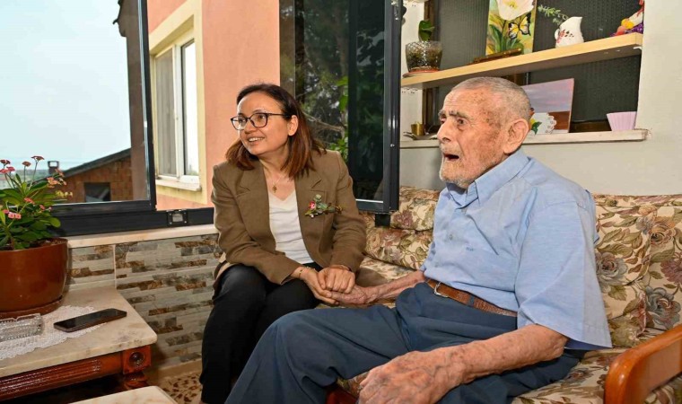 Yalova Valisi Hülya Kaya, Cumhuriyetin kurulduğu tarihte doğan Muharrem amcayı ziyaret etti