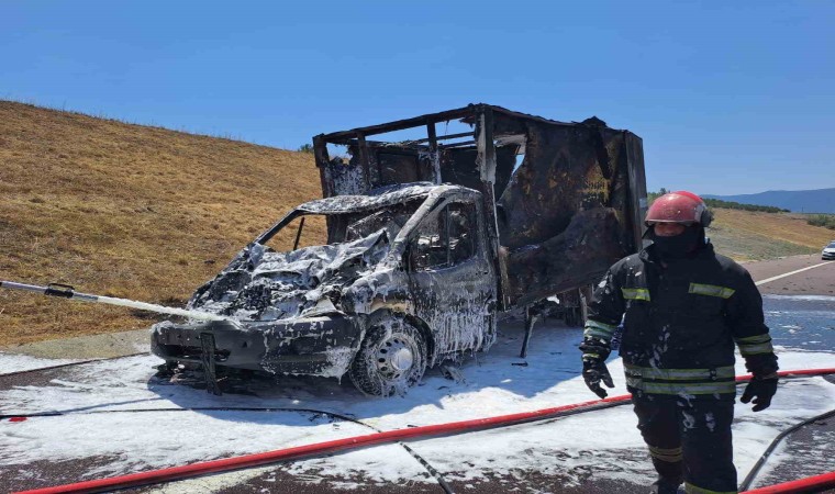 Yalovada kamyonla çarpışan kamyonet alevlere teslim oldu