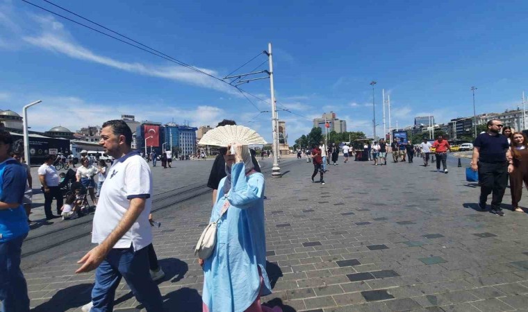 Yerli ve yabancı turistler sıcak havaya rağmen Taksime akın etti