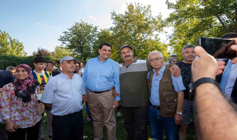 Yılmazdan aşure ve dondurma ikramı