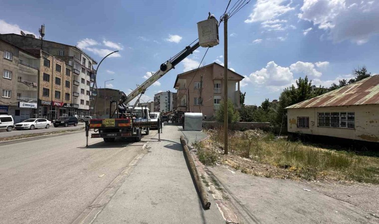 Yüksekovada tehlike saçan elektrik direği yenilendi