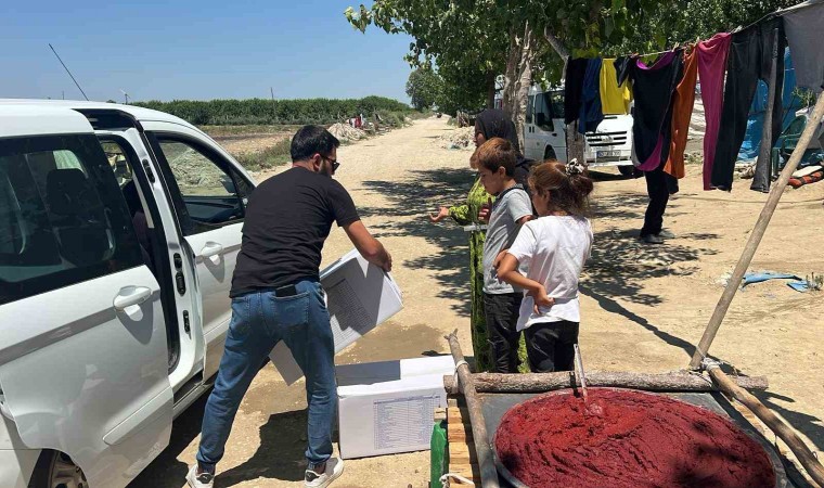 Yüreğirde mevsimlik tarım işçisi kadınlara hijyen seti