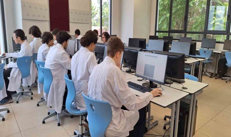 Zeytinburnunda bulunan Büyükyalı Mesleki ve Teknik Anadolu Lisesi yeni eğitim döneminde öğrencilerini bekliyor