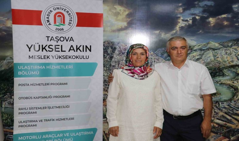 28 yıllık çift evliliklerini üniversite ile taçlandırdı