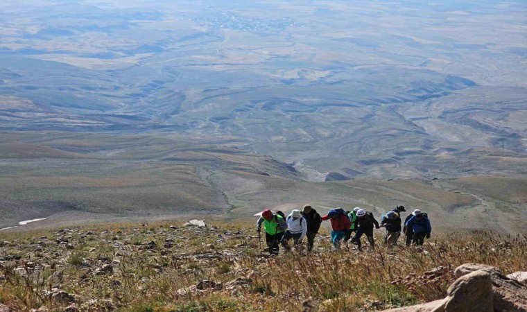 4 bin 58 rakımdaki buzul gölünde yüzme keyfi