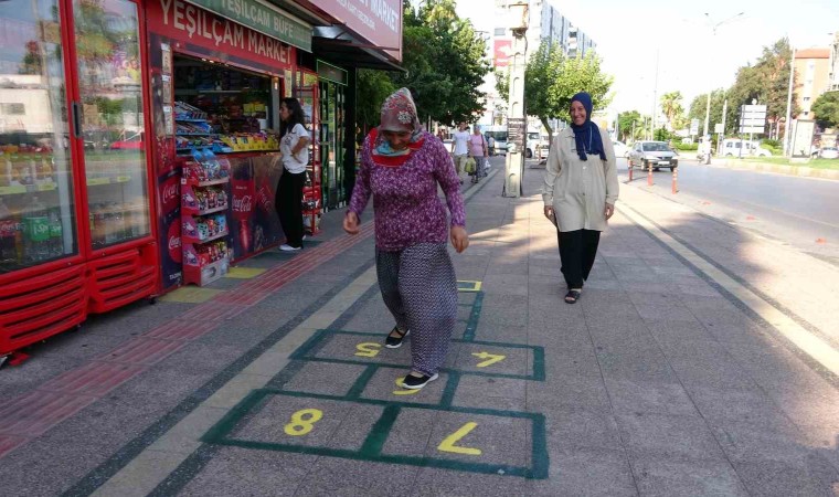 7den 70e her yaştan vatandaş sek sek oynayarak geçiyor