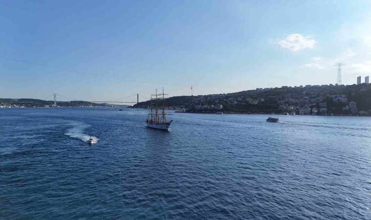 86 yaşındaki Romanya yelkenli eğitim gemisi İstanbul Boğazından geçti