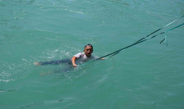 Adanada gençler kanal kenarlarına bağladıkları iple hayata tutunuyorlar