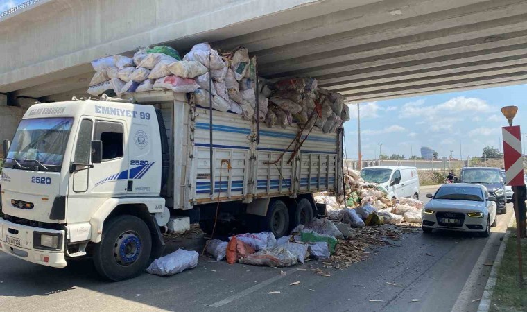 Adanada tahta yüklü kamyon köprü altında sıkıştı