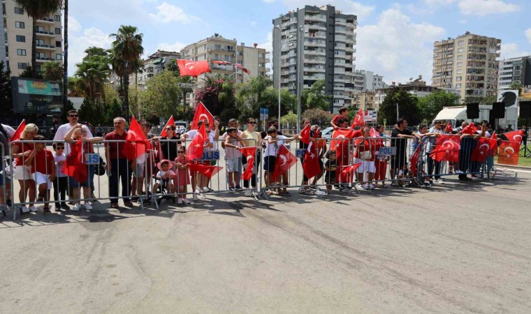 Adanada Zafer Bayramında sıcak nedeniyle alan boş kaldı