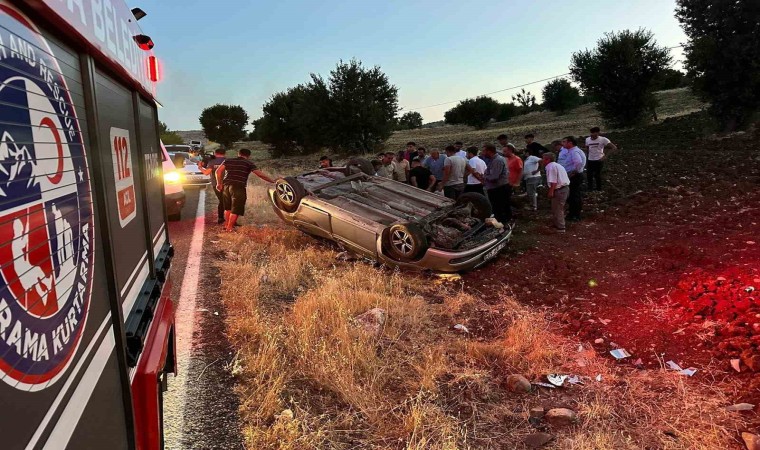 Adıyamanda kontrolden çıkan otomobil tarlaya uçtu: 3 yaralı