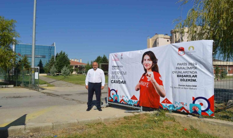 Afyonkarahisarlı sporucu Meryem Betül Çavdara Bakan Osman Aşkın Baktan destek mesajı