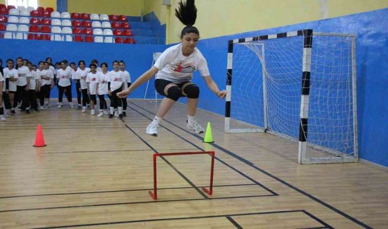 Ağrıda Fabrika Voleybol Okulu açıldı