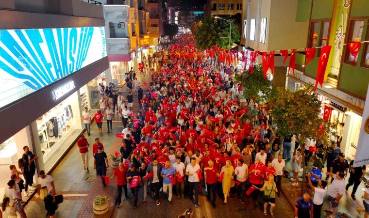 Alanyada 30 Ağustos Zafer Bayramı fener alayıyla kutlandı