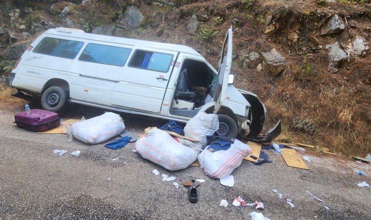 Alanyada freni boşalan minibüs kayaya çarpıp devrildi: 3ü çocuk 6 yaralı