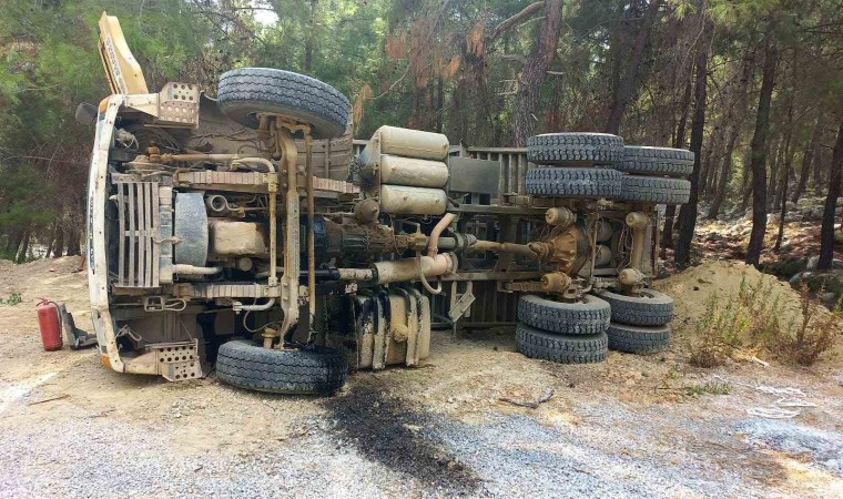 Alanyada hafriyat kamyonu devrildi: 1 yaralı