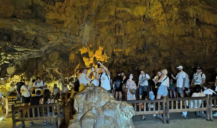 Alanyada şifa kaynağı mağara yerli ve yabancı turistlerin akınına uğruyor