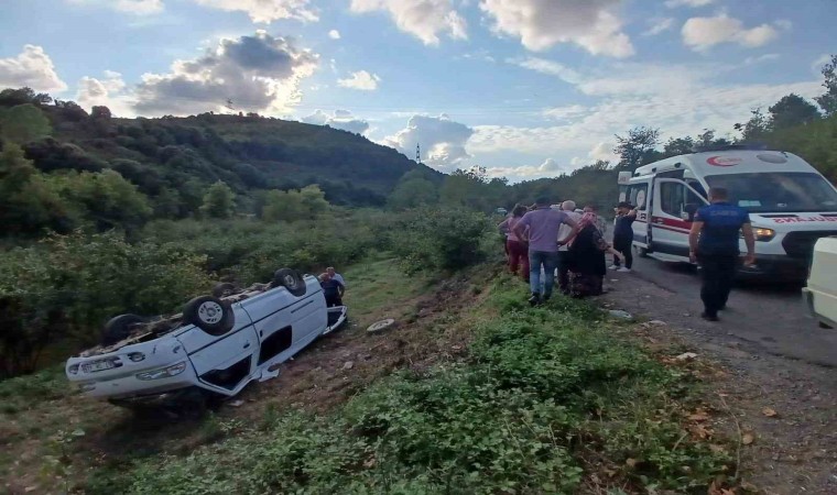 Alaplıda hafif ticari araç takla attı; 2 yaralı