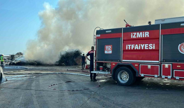 Aliağada bir hurdalıkta çıkan yangın söndürüldü