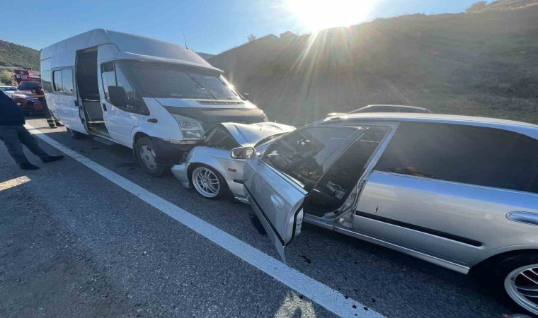 Amasyada tarım işlerini taşıyan minibüs otomobille çarpıştı: 14 yaralı