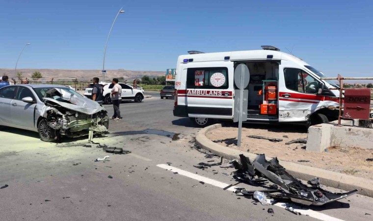 Ambulansla otomobil çarpıştı: 3ü sağlık personeli 6 yaralı