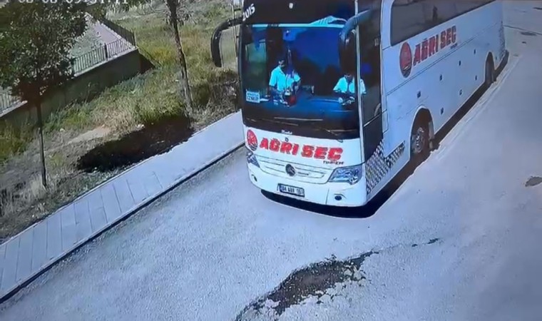 Ankarada kaza yapan otobüsün Ağrıdan çıktığı anlar güvenlik kameralarına yansıdı