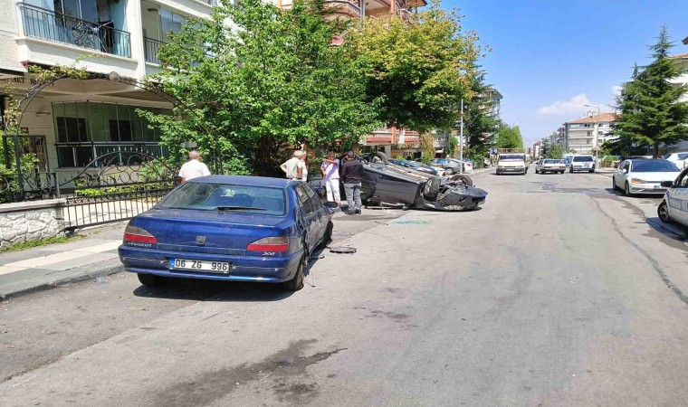 Ankarada kontrolden çıkan otomobil yayaya çarpıp takla attı: 2 yaralı