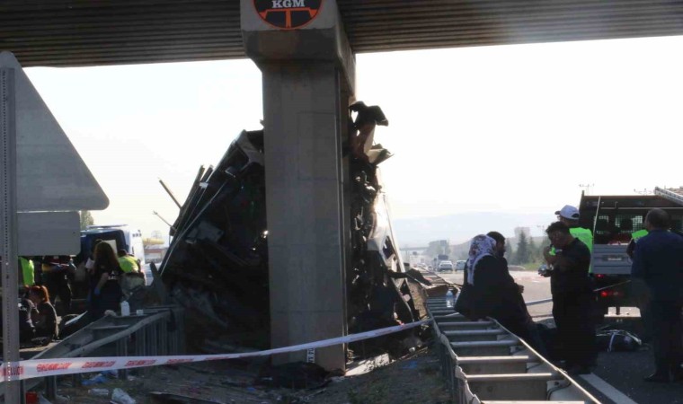 Ankarada yolcu otobüsü köprü ayağına çarptı: 11 ölü, 25 yaralı