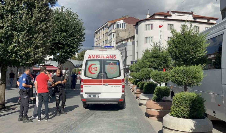 Annesiyle yolda yürüyen adamı sırtından bıçakladı