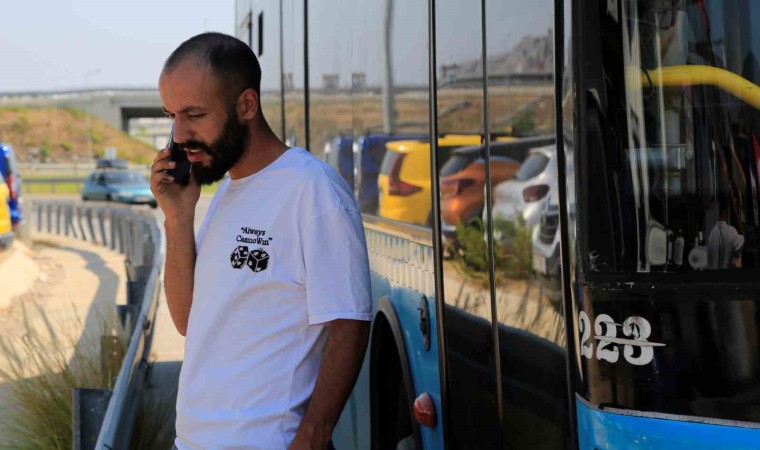 Antalyada bir garip olay: Trafikte sürücüsü ile tartıştığı halk otobüsünün kontağını alarak kaçtı