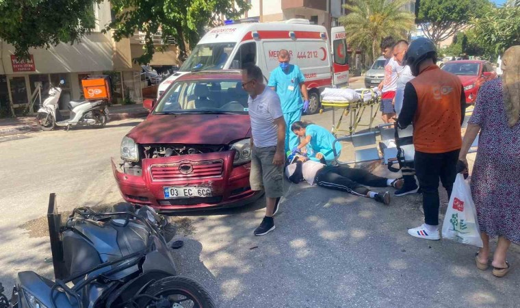 Antalyada kurye motosikletten fırlayarak yaralandı: O anlar kamerada