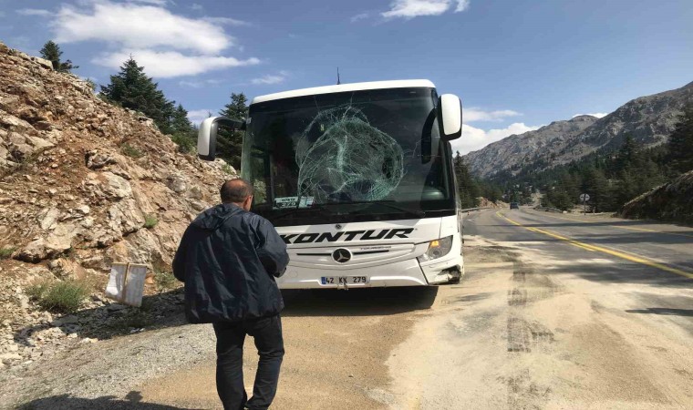 Antalyada yolcu otobüsünün bariyerlere çarptığı kaza ucuz atlatıldı