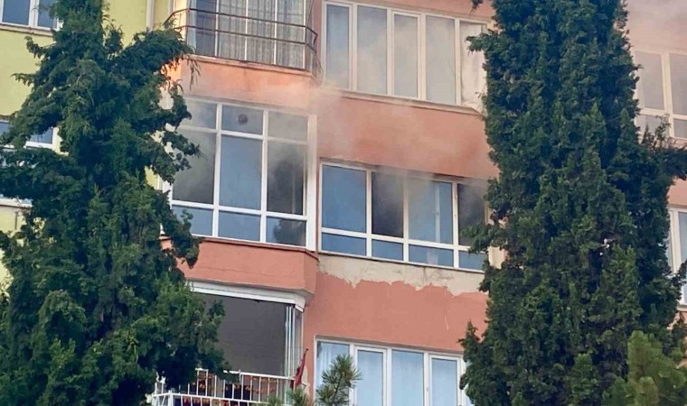 Apartman dairesindeki yangın 1 kişiyi hastanelik etti