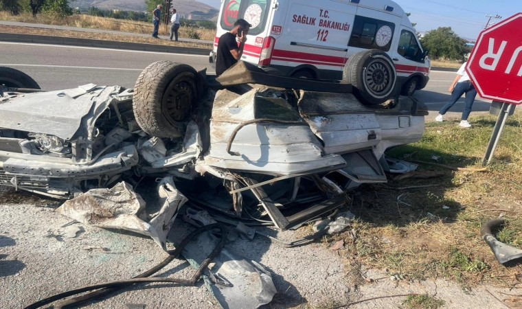 Araçtan geriye demir yığını kaldı, tanınmayan araçtan yaralı kurtuldu