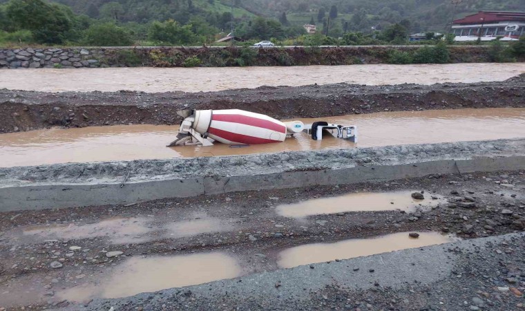 Arhavide taşan dere beton mikseri devirdi