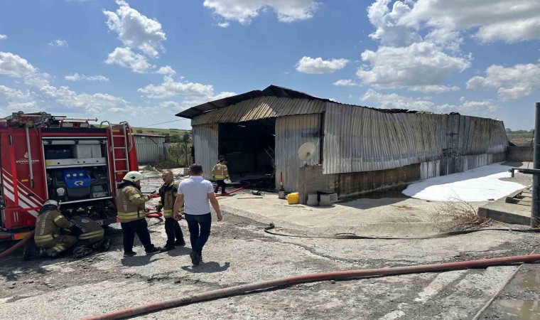 Arnavutköyde boya deposunda korkutan yangın