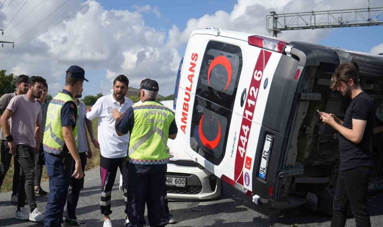 Arnavutköyde hastaya giden ambulans ışıklarda bekleyen otomobilin üzerine devrildi