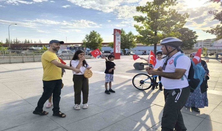 Askerlerin cephede tükettiği kuru ekmeği yaptırıp dağıttılar