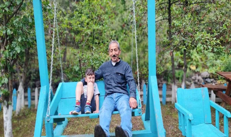 Aşur Taşın Alapınar Mahallesindeki bahçesi görenleri büyülüyor