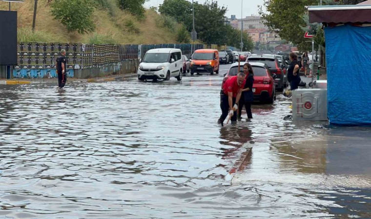 Ataşehirde sağanak yağış sonrası caddeleri su bastı